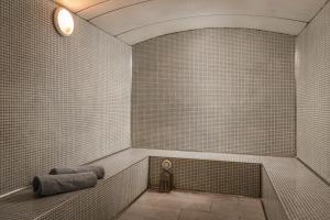 a bathroom with a bath tub with a tiled wall at ALEGRIA Florida Park in Santa Susanna