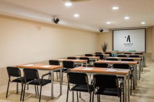 a classroom with tables and chairs and a screen at ALEGRIA Florida Park in Santa Susanna