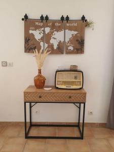 una mesa con una radio encima en maison moderne, en Saint-Antonin-de-Sommaire