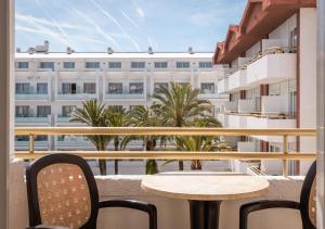 a balcony with a table and chairs and a building at ALEGRIA Florida Park in Santa Susanna