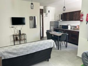 Studio flat 7A في Hamrun: مطبخ وغرفة طعام مع طاولة وكراسي