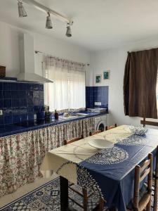 eine Küche mit einem Tisch und einem blauen Tischtuch in der Unterkunft Son de Mar 1 in Bolonia