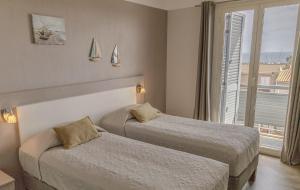 Postel nebo postele na pokoji v ubytování Hotel Maquis et Mer
