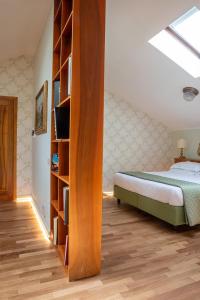 um quarto com uma cama e uma estante de livros em Villa Battibecco em Loreto