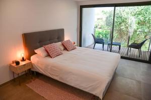 Postel nebo postele na pokoji v ubytování Villa La Rondina vue mer, piscine et plage à pied. + 40 fotografií