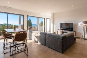 TV a/nebo společenská místnost v ubytování Villa La Rondina vue mer, piscine et plage à pied.