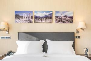 Llit o llits en una habitació de The Athens Gate Hotel