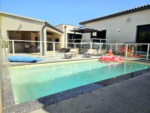 ein Pool vor einem Haus in der Unterkunft Le Paradis secret - piscine - clim - pool-house in Garons