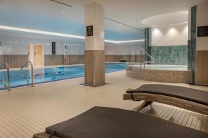 a swimming pool in a building with a swimming poolasteryasteryasteryasteryasteryastery at Hilton Glasgow in Glasgow