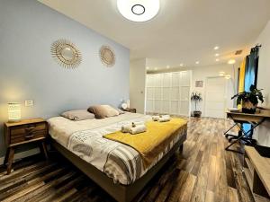 een slaapkamer met een groot bed met twee knuffels erop bij Le Paradis secret - piscine - clim - pool-house in Garons