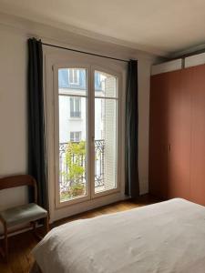 Krevet ili kreveti u jedinici u okviru objekta Appartement 2 chambres avec vue Paris 11
