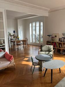 En sittgrupp på Appartement 2 chambres avec vue Paris 11