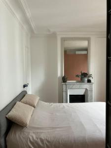 Säng eller sängar i ett rum på Appartement 2 chambres avec vue Paris 11