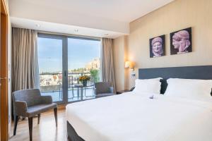 Llit o llits en una habitació de The Athens Gate Hotel