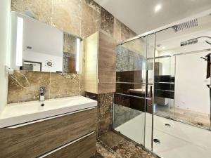 een badkamer met een wastafel en een douche bij Le Paradis secret - piscine - clim - pool-house in Garons