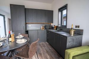 Dapur atau dapur kecil di Lligwy Lodge +15 gambar
