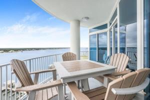 ガルフ・ショアーズにあるBel Sole 1102 Spacious water view beach accessのテーブルと椅子、水辺の景色を望むバルコニー