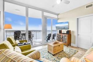 ガルフ・ショアーズにあるBel Sole 1102 Spacious water view beach accessのソファと大きな窓のあるリビングルーム