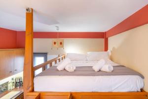 ein Schlafzimmer mit einem Bett mit weißen Kissen in der Unterkunft The HostMaster Ethnic Touch Feel Studio in Athen