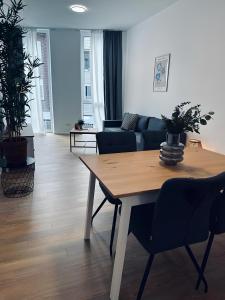 een woonkamer met een tafel en een bank bij Apartment Artic I - im Stadtzentrum in Nordhorn