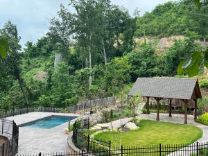 un patio trasero con piscina y cenador en Deer Ridge Mountain Resort E208, en Gatlinburg
