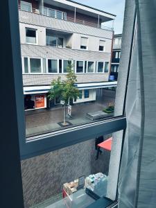 een raam met uitzicht op een stadsstraat bij Apartment Artic I - im Stadtzentrum in Nordhorn