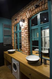 a bathroom with two sinks and a washing machine at Apartamenty Nowa Ruda in Nowa Ruda