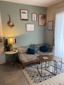 uma sala de estar com um sofá e uma mesa em Appartement lumineux et calme em Bordeaux