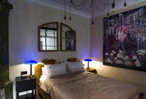 a bedroom with a bed with two lamps and a mirror at Apartamenty Nowa Ruda in Nowa Ruda