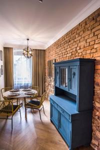 ein Esszimmer mit einem blauen Schrank und einem Tisch in der Unterkunft Apartamenty Nowa Ruda in Nowa Ruda