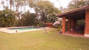 basen w ogrodzie obok domu w obiekcie Chacara Completa A 500mts da entrada do thermas e 2Km de aguas de sp w mieście São Pedro