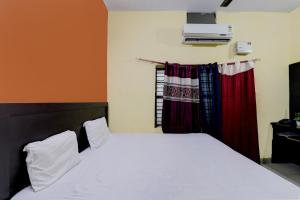 Giường trong phòng chung tại Suman Niwas