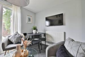 a living room with a couch and a table at StayRight Stunning 2 Bedroom Apartment Close to City Centre & Bay in Cardiff