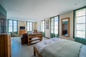 Телевизор и/или развлекательный центр в Suites Coronell d'En Vila