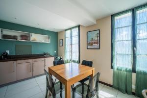 Кухня или мини-кухня в Suites Coronell d'En Vila
