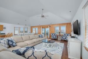 - un salon avec un canapé et une table dans l'établissement 5570 - Atlantis by Resort Realty, à Nags Head