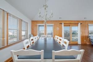 une salle à manger avec une grande table et des chaises blanches dans l'établissement 5570 - Atlantis by Resort Realty, à Nags Head