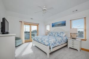- une chambre avec un lit, une télévision et une fenêtre dans l'établissement 5570 - Atlantis by Resort Realty, à Nags Head