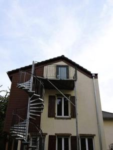 un edificio con una escalera de caracol en su lateral en Appartement cosy proche centre, en Colmar
