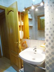 a bathroom with a sink and a mirror at Apartamento En Alcalá De Henares in Alcalá de Henares