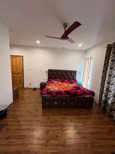 una camera da letto con divano e ventilatore a soffitto di Vale of Kashmir Homestay a Srinagar