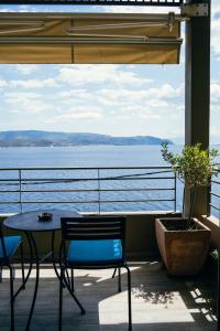 un tavolo e sedie su un balcone con vista sull'acqua di Drenia Studios ad Ammouliani