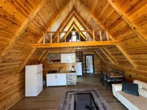 a kitchen and living room in a wooden cabin at ERTUTATİLEVLERi in Dalaman