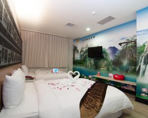 una habitación de hotel con una cama con flores. en Hsinchu 101 Inn, en Hsinchu City