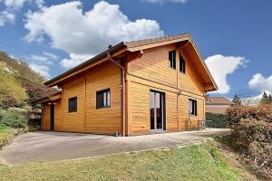 a small wooden house on a driveway at Chalet Bois Cosy - Climatisé - Piscine privée in Ferdrupt