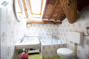 ein Badezimmer mit einem WC, einem Waschbecken und einer Badewanne in der Unterkunft Il Nido Di Emma in Lucca