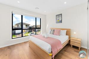 1 dormitorio con cama y ventana grande en Aircabin - Leppington - Lovely Comfy - 5 Bed House en Horningsea Park