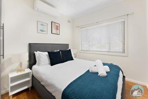 Un dormitorio con una cama grande y una ventana en Aircabin - North Ryde - Sydney - 4 Beds House en Sídney