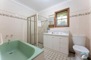 uma casa de banho com uma banheira, um WC e um lavatório. em Aircabin - Oberon - Great Location - Comfy Chalet em Oberon