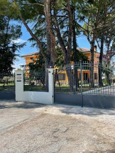 un cancello di fronte a una casa con una recinzione di Casa Isore con 3 camere da letto a Pesaro
